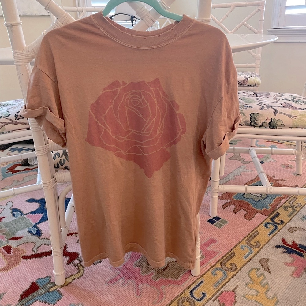 Girl Dangerous Rose Boyfriend Tee, size XS
Material is 100% cotton